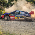 El Ford RS200 fue desarrollado para competir en la mítica categoría Grupo B del Mundial de Rallyes. Su sistema de tracción total, el motor central y una avanzada ingeniería lo situaron entre los coches más innovadores de su época. El final de aquella competición limitó su producción, aumentando todavía más su exclusividad y su valor entre los coleccionistas.