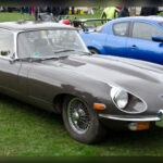 Cuando apareció en 1961, el Jaguar E-Type sorprendió al mundo por su espectacular diseño y por unas prestaciones reservadas hasta entonces a deportivos mucho más caros. Sus elegantes proporciones y su avanzada ingeniería hicieron que se convirtiera rápidamente en uno de los automóviles más admirados de todos los tiempos, una condición que mantiene intacta varias décadas después.