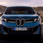 Aunque su diseño ha generado opiniones divididas desde su presentación, BMW asegura que el nuevo iX3 resulta mucho más atractivo en directo. La parrilla de doble riñón vertical se inspira en los modelos Neue Klasse de los años 60 y se combina con luces diurnas diagonales y nuevos grupos ópticos para crear una imagen muy característica. A ello se suma un excelente coeficiente aerodinámico de 0,24, clave para mejorar la eficiencia sin renunciar a una estética deportiva.
