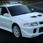 El Mitsubishi Lancer Evolution VI trasladó directamente la experiencia del Campeonato del Mundo de Rallyes a un coche de producción. Su motor turboalimentado, la tracción integral y un chasis desarrollado para ofrecer el máximo rendimiento en cualquier superficie lo convirtieron en uno de los sedanes deportivos más admirados de la década y en un icono para los aficionados a los rallyes.