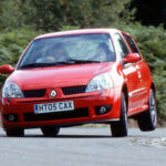 El Renault Clio 182 Trophy llevó el concepto de hot hatch a un nivel muy alto con una suspensión de competición y una puesta a punto extremadamente firme. Su enfoque priorizaba la precisión en curva y el control del chasis, convirtiéndolo en uno de los compactos más efectivos de su época.