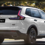 El Honda CR-V Hybrid refuerza la apuesta de Honda por la electrificación. Con consumos muy reducidos y cifras de eficiencia cercanas a los 40 mpg, se posiciona como una opción ideal para familias que buscan ahorro de combustible sin renunciar a espacio ni versatilidad.