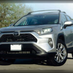 Cuando se habla de coches duraderos, Toyota suele ser el primer nombre que aparece. El Corolla y el Camry se han convertido en auténticos símbolos de resistencia mecánica y longevidad, liderando habitualmente estudios de fiabilidad y encuestas de satisfacción. La marca japonesa mantiene una reputación construida durante décadas de consistencia y calidad.