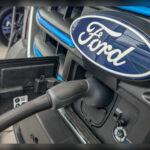 Los números reflejan la magnitud del problema. Ford comercializó aproximadamente 6.860 vehículos eléctricos durante el primer trimestre de 2026, frente a las 22.550 unidades registradas en el mismo periodo del año anterior, una caída interanual cercana al 70% que genera preocupación sobre el ritmo de crecimiento del negocio eléctrico.