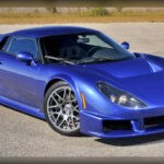 El Rossion Q1 nació a partir de la base del Noble M400 y durante sus primeros años fue comercializado como un vehículo que requería cierto grado de ensamblaje por parte del comprador. Con el tiempo evolucionó hasta convertirse en un superdeportivo completamente fabricado por la marca. Gracias a sus mejoras mecánicas y de suspensión, logró ofrecer una experiencia más refinada sin perder el carácter radical heredado del modelo británico.
