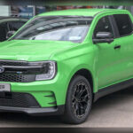 La Ford Ranger 2026 se mantiene como una de las pickups medianas más interesantes para quienes buscan un equilibrio entre prestaciones y eficiencia. Su motor turboalimentado le permite registrar alrededor de 22 MPG combinados, ofreciendo además una buena capacidad de remolque y una experiencia de conducción muy cercana a la de una pickup tradicional.