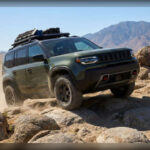 Inspirado en la tradición aventurera de la marca, el Jeep Recon combinará propulsión eléctrica con auténticas capacidades off-road. Contará con puertas desmontables, techo retráctil eléctrico y un sofisticado sistema de gestión del terreno que permitirá afrontar rutas exigentes sin renunciar al confort diario. Todo ello lo convierte en uno de los lanzamientos más esperados entre los aficionados al todoterreno.