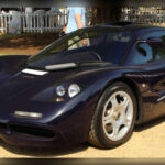 El McLaren F1 revolucionó el mundo del automóvil durante los años noventa gracias a su innovadora posición central de conducción y a un extraordinario motor V12 desarrollado por BMW. Su diseño, su ligereza y su exclusividad lo elevaron a la categoría de leyenda. Incluso décadas después de su lanzamiento, sigue siendo considerado uno de los mejores superdeportivos jamás fabricados.