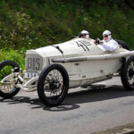 El Mercedes 18/100 pasó a la historia tras dominar el Gran Premio de Francia de 1914. La victoria de Mercedes frente a Peugeot fue especialmente significativa debido al contexto político de la época, ya que apenas unas semanas después estallaría la Primera Guerra Mundial. El triunfo alemán en territorio francés convirtió a este modelo en uno de los más controvertidos de su generación.
