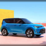 El Kia Soul continúa siendo uno de los diseños más originales del mercado. Su carrocería cuadrada permite aprovechar al máximo el espacio interior, ofreciendo 39 pulgadas para las piernas en las plazas traseras y hasta 62 pies cúbicos de carga. Además, mantiene un precio competitivo y una dotación tecnológica muy superior a la que se espera en este segmento.