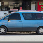 La Toyota Previa fue uno de los monovolúmenes más originales de su generación gracias a una arquitectura poco convencional. Su diseño ovalado le dio una apariencia futurista que todavía hoy resulta inconfundible, pero lo más sorprendente estaba oculto bajo el habitáculo: el motor se ubicaba en posición central, debajo de los asientos delanteros. Esta solución mejoraba el reparto de pesos, aunque complicaba enormemente cualquier tarea de mantenimiento. Disponible incluso con compresor y tracción total, la Previa demostró que Toyota no tenía miedo de experimentar con ideas poco habituales.