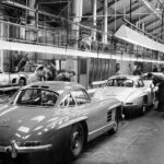 Si el Mercedes 180 devolvió la rentabilidad, el espectacular 300 SL transformó la reputación de la marca. Sus famosas puertas de ala de gaviota, su motor con inyección de combustible y una velocidad máxima de 217 km/h lo convirtieron en uno de los deportivos más admirados de la época. Además de atraer a clientes adinerados, sirvió como escaparate tecnológico para futuras innovaciones de Mercedes-Benz.