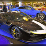 El Ferrari SF90 Stradale marcó un antes y un después para la marca italiana al convertirse en su primer superdeportivo híbrido enchufable. La combinación de un motor V8 biturbo y tres motores eléctricos genera una potencia conjunta de 986 CV, permitiéndole acelerar de 0 a 100 km/h en apenas 2,5 segundos mientras incorpora tecnologías avanzadas orientadas al rendimiento.
