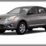 Las primeras generaciones del Nissan Rogue, especialmente entre 2008 y 2013, suelen encontrarse a precios muy bajos. No obstante, esa aparente oportunidad puede esconder uno de los problemas más temidos por los compradores de vehículos usados: la transmisión CVT.

Las fallas prematuras, el sobrecalentamiento y los tirones durante la conducción son quejas frecuentes. En muchos casos, reemplazar la transmisión puede costar más que el valor de mercado del propio vehículo. También se han reportado problemas con sensores y desgaste prematuro de componentes de suspensión.