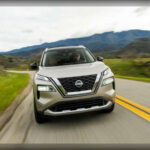 El Nissan Rogue dio un importante paso adelante gracias a un habitáculo más sofisticado y una mejora general en la calidad percibida. La incorporación de un motor turboalimentado permitió aumentar el rendimiento sin perjudicar el consumo, mientras que las mejoras en eficiencia y tecnología ayudaron a posicionarlo como una alternativa mucho más atractiva dentro del competitivo segmento de los SUV compactos.