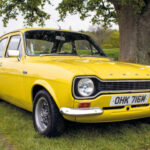 El Ford Escort se convirtió en uno de los compactos más exitosos de Europa y América. No obstante, su nombre siempre generó interpretaciones diversas. Aunque originalmente hacía referencia a la idea de acompañar o proteger, con el tiempo la palabra adquirió otros significados que hicieron que la denominación resultara algo incómoda para algunos mercados.