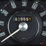 En vehículos clásicos o con varias décadas de antigüedad, un kilometraje sorprendentemente bajo puede esconder riesgos. Los retenes, juntas y componentes de goma se deterioran con el paso del tiempo aunque el coche apenas se utilice. Además, la acumulación de humedad, combustible envejecido o fluidos degradados puede provocar averías importantes una vez que el vehículo vuelve a utilizarse con normalidad.