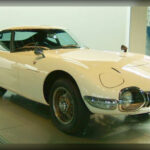 Considerado por muchos como el primer gran deportivo japonés, el Toyota 2000GT revolucionó la percepción mundial sobre la industria automotriz nipona. Su elegante diseño, su motor de seis cilindros desarrollado junto a Yamaha y su exclusividad lo convirtieron en un icono instantáneo. Un nuevo 2000GT podría posicionarse como el gran deportivo halo de Toyota para la nueva era.