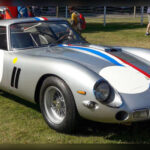El Ferrari 250 GTO representa uno de los ejemplos más extraordinarios de cómo la funcionalidad puede transformarse en belleza. Cada línea de su carrocería fue diseñada para mejorar el rendimiento en competición, pero el resultado final alcanzó una elegancia difícilmente igualable. Sus proporciones equilibradas, su silueta fluida y su exclusividad lo han convertido en uno de los coches más admirados y valiosos de la historia del automóvil.