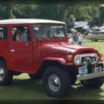 Durante muchos años, el Toyota Land Cruiser FJ40 fue apreciado únicamente por su robustez y capacidad todoterreno. Sin embargo, el auge de los SUV clásicos transformó completamente su situación en el mercado. Su diseño icónico, su fiabilidad legendaria y su capacidad para afrontar cualquier terreno han convertido al FJ40 en una de las inversiones más atractivas dentro del segmento de vehículos clásicos.