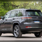 El Jeep Grand Cherokee combina lujo, tecnología y capacidades todoterreno, pero algunas versiones han sido criticadas por la complejidad de sus sistemas electrónicos. Los problemas asociados a la suspensión neumática Quadra-Lift y a determinadas redes electrónicas internas pueden generar diagnósticos largos y costosos. En algunos casos, fallos aparentemente menores terminan afectando múltiples sistemas del vehículo, complicando considerablemente las reparaciones.
