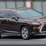 El Lexus RX combina el refinamiento de una marca premium con la legendaria fiabilidad de Toyota. Sus motores V6 y la calidad de fabricación de sus componentes han contribuido a que muchos propietarios disfruten de años de conducción sin problemas importantes. Es considerado uno de los SUV de lujo más fiables del mercado y uno de los menos propensos a sufrir averías costosas.