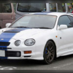 El Toyota Celica GT-Four trasladó directamente la experiencia de los rallyes a la carretera. Equipado con tracción total y motor turboalimentado, ofrecía un rendimiento sobresaliente y una gran capacidad de adaptación a cualquier superficie. Sin embargo, su comercialización limitada y su enfoque especializado impidieron que alcanzara una mayor popularidad. Hoy es uno de los modelos más buscados por los aficionados a la competición y a la historia del Mundial de Rallyes.