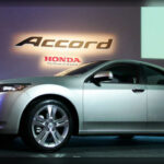 A pesar de la profunda renovación estética, Honda no tiene previsto modificar los motores actuales del Accord. La marca seguirá apostando por sus propulsores turboalimentados y sus sistemas híbridos, una estrategia que prioriza la fiabilidad, la eficiencia y el rendimiento ya conocidos por los clientes. De este modo, el gran protagonismo de la generación 2027 recaerá sobre el diseño, la tecnología y la celebración del medio siglo de historia del modelo.