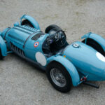 Aunque los Ferrari dominaron los entrenamientos de 1950, la fiabilidad terminó siendo decisiva durante la carrera. Mientras los coches italianos sufrían diversos problemas mecánicos, el Talbot-Lago T26 Grand Sport mantuvo un ritmo constante y logró una memorable victoria. La marca francesa completó además un histórico doblete, demostrando que en Le Mans la resistencia suele ser tan importante como la velocidad.