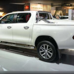 En Reino Unido, la Hilux BEV arranca en torno a los 56.500 dólares, mientras que en Australia el precio inicial ronda los 51.500 dólares. Estas cifras la posicionan dentro de la parte media-alta del segmento de pickups en ambos mercados, reflejando el coste asociado a la electrificación.