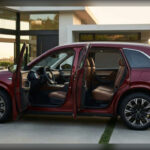 El Mazda CX-90 ha ganado protagonismo gracias a su diseño elegante, comportamiento dinámico y configuración de tres filas de asientos. Muchos expertos destacan que ofrece sensaciones y acabados cercanos a modelos de lujo por un precio competitivo. En 2026, su tarifa de acceso se sitúa alrededor de los 40.000 dólares.