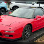 Aunque el Honda NSX no utilizaba turboalimentación, resulta imposible hablar de los deportivos japoneses más influyentes de los años 90 sin mencionarlo. Desarrollado con la colaboración de Ayrton Senna, revolucionó el segmento al combinar prestaciones de superdeportivo con una fiabilidad y facilidad de uso desconocidas hasta entonces. Su estructura de aluminio, motor central y comportamiento preciso demostraron que Japón podía competir de tú a tú con Ferrari y Porsche.