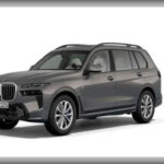 El BMW X7 impresiona por su calidad de construcción, tecnología de última generación y excelentes prestaciones. Sin embargo, los paquetes opcionales, los costes de mantenimiento y determinadas reparaciones pueden incrementar notablemente la factura a lo largo de los años. Esto provoca que el coste real de propiedad sea bastante superior al precio anunciado inicialmente.