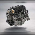 Las previsiones apuntaban a una renovación completa de la gama V8 y finalmente así ha ocurrido. La Silverado 2027 estrenará un nuevo V8 de 5,7 litros y otro V8 de 6,6 litros, además de mantener el motor TurboMax de cuatro cilindros y el conocido diésel Duramax de 3,0 litros. La única diferencia respecto a las predicciones fue la cilindrada final del bloque más grande, ya que algunos rumores apuntaban a un posible 6,7 litros.