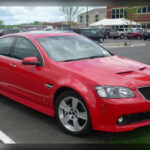 El Pontiac G8 GT ofrecía una fórmula muy atractiva: potencia V8, tracción trasera y un precio relativamente asequible. Sin embargo, el cierre de Pontiac impidió que alcanzara el reconocimiento que merecía. Hoy es considerado uno de los sedanes deportivos más interesantes de su época, y las unidades bien conservadas son cada vez más buscadas en el mercado de ocasión.