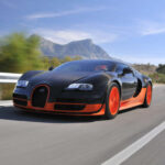El Bugatti Veyron Super Sport cambió para siempre la percepción de lo que podía conseguir un automóvil homologado para carretera. Su espectacular motor W16 de ocho litros con cuatro turbocompresores generaba 1.200 CV y permitía superar los 430 km/h. Además de su velocidad récord, ofrecía niveles de lujo, calidad y confort inéditos en un vehículo de semejantes prestaciones, convirtiéndose en un referente absoluto de la industria.