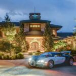 En muchas de estas residencias, la relación con el auto es tan fuerte que el área de garage deja de ser un sitio de paso. Se transforma en un ambiente para pasar tiempo, recibir invitados, contemplar la colección o incluso trabajar alrededor de ella. La frontera entre espacio habitable y espacio automotor se vuelve mucho más difusa, generando una nueva forma de entender la casa del entusiasta. Ya no se trata solo de guardar vehículos en un lugar seguro, sino de construir un entorno donde esa pasión esté presente en la vida diaria.