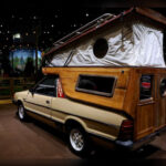 La Subaru BRAT se ganó un lugar especial en la historia gracias a su diseño inusual y a sus famosos asientos instalados en la caja trasera. Aunque durante sus nueve años de producción se fabricaron más de 120.000 unidades, el paso del tiempo ha reducido enormemente el número de ejemplares supervivientes, convirtiéndola en una pieza muy apreciada por los aficionados.