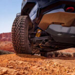 Los aficionados al todoterreno también esperan conocer más detalles de las nuevas Silverado Trail Boss y ZR2. Chevrolet ha anunciado mejoras en la suspensión, nuevas calibraciones del chasis y una evolución del equipamiento específico para conducción fuera del asfalto, aunque todavía no ha revelado datos fundamentales como altura libre al suelo, ángulos de ataque o recorrido de suspensión.