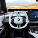 La versión iX3 50 xDrive desarrolla 469 CV y acelera de 0 a 100 km/h en apenas 4,9 segundos. Según BMW, el nuevo sistema Dynamic Performance Control procesa simultáneamente las órdenes relacionadas con aceleración, frenado y chasis, logrando tiempos de respuesta hasta diez veces más rápidos que los sistemas utilizados anteriormente por la marca.
