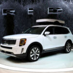 El Kia Telluride SX 2021 confirmó su enorme éxito comercial al pasar de un precio nuevo de 50.648 dólares a cifras cercanas a 53.999 dólares como vehículo usado. Reconocido durante varios años como uno de los mejores SUV del mercado, la fuerte demanda y la limitada disponibilidad hicieron que numerosas unidades conservaran e incluso superaran su valor original.