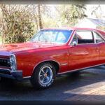 El Pontiac GTO de 1966 marcó el auge de los muscle cars estadounidenses gracias a una receta sencilla pero efectiva: un potente motor V8 instalado en una carrocería de tamaño medio. Su excelente relación entre prestaciones y precio despertó la pasión por los coches de altas prestaciones, dando origen a una categoría que definiría el mercado americano durante años.