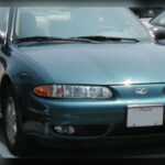 El Oldsmobile Alero tuvo la difícil misión de revitalizar una marca que atravesaba sus últimos años de vida. Su diseño moderno y un comportamiento equilibrado no fueron suficientes para atraer a los compradores, convirtiéndose finalmente en el último automóvil producido por Oldsmobile antes del cierre definitivo de la compañía.