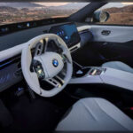El habitáculo supone una revolución para BMW gracias al nuevo sistema Panoramic Vision, una pantalla que recorre la base del parabrisas y sustituye al cuadro de instrumentos convencional. La pantalla central, orientada 17,5 grados hacia el conductor, mejora la ergonomía, mientras que la mayoría de botones físicos desaparecen para reducir distracciones. Entre los aspectos menos destacados figuran un reconocimiento por voz todavía mejorable y la ausencia de asientos ventilados.