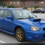 El Subaru Impreza WRX STI popularizó el concepto de las altas prestaciones accesibles gracias a su motor bóxer turbo y a su eficaz sistema de tracción total. Capaz de ofrecer un gran rendimiento tanto en asfalto como sobre tierra o nieve, este modelo creó una enorme comunidad de seguidores y ayudó a expandir la cultura de los deportivos japoneses inspirados en la competición.