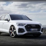El Audi SQ5 TDI destaca por su motor diésel V6 de alto par con más de 500 Nm, capaz de ofrecer aceleraciones muy contundentes para un SUV. Sin embargo, las estrictas normativas estadounidenses sobre emisiones diésel hicieron inviable su comercialización en ese mercado, a pesar de su equilibrio entre eficiencia y prestaciones.