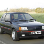 El Peugeot 205 GTI se ganó su lugar en la historia por su equilibrio perfecto entre peso, potencia y chasis. Sus versiones 1.6 y 1.9 ofrecían una conducción muy comunicativa, lo que lo convirtió en un referente absoluto del segmento de compactos deportivos.