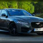 Jaguar destaca por ofrecer vehículos elegantes y de altas prestaciones, aunque la fiabilidad continúa siendo una asignatura pendiente. Modelos como el XF y el F-Pace han acumulado informes de problemas mecánicos y eléctricos, aumentando los gastos de reparación y reduciendo la satisfacción de algunos propietarios.