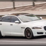 La berlina de representación de Jaguar destaca por su diseño refinado y una conducción extremadamente confortable. Aun así, sus complejos sistemas electrónicos y sofisticadas suspensiones pueden convertirse en una fuente constante de gastos a medida que pasan los años, afectando especialmente a las unidades con mayor kilometraje.