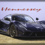 El Hennessey Venom F5 representa la máxima expresión de la ingeniería de la firma texana. Su motor V8 biturbo desarrolla 1.817 caballos y ha sido diseñado con el objetivo de superar las 300 mph. Con una producción extremadamente limitada y un peso inferior al de varios de sus rivales europeos, el modelo continúa buscando convertirse oficialmente en el coche de producción más rápido del planeta.